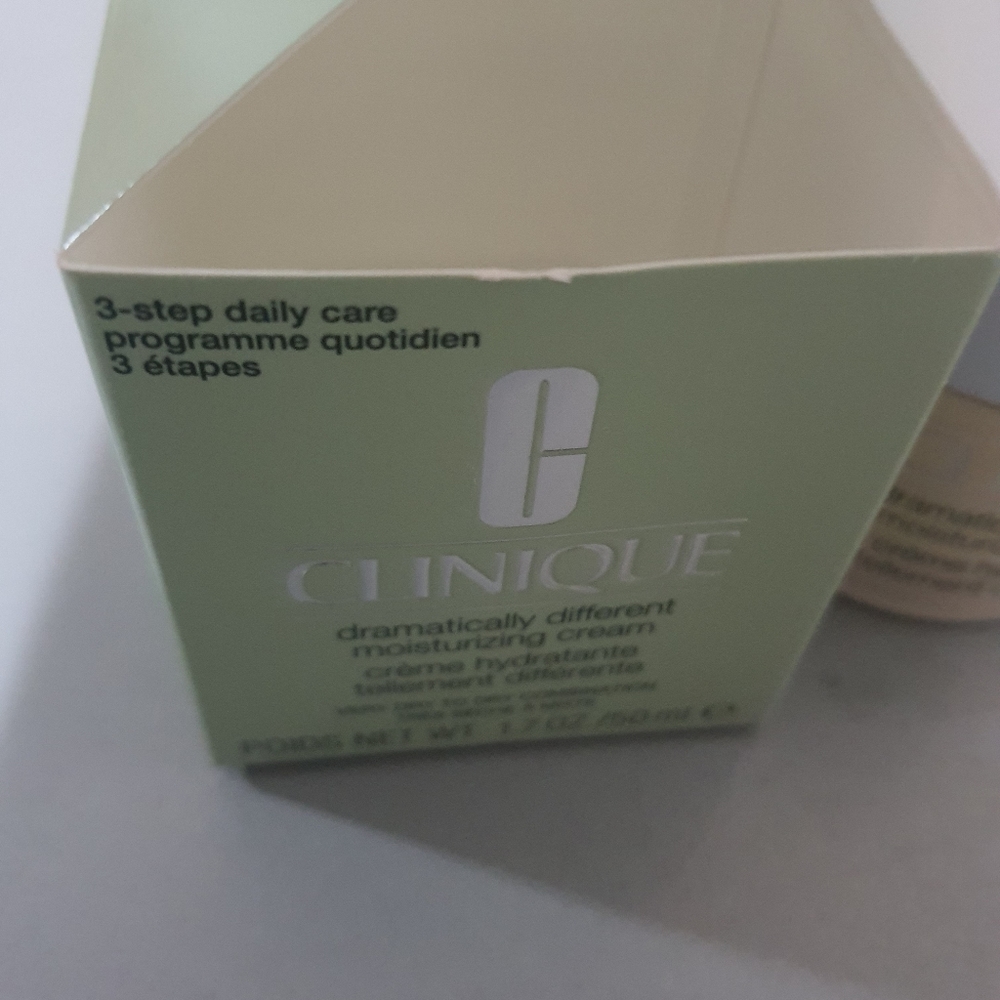 Clinique Dramatically Different Moisturizing Cream - Picture 2 of 2